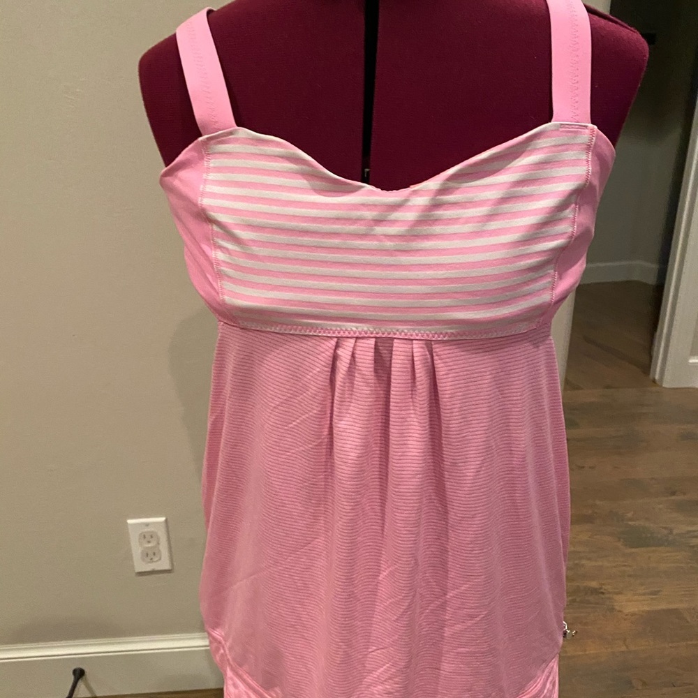 Pink lululemon top tag ripped out I believe size 8